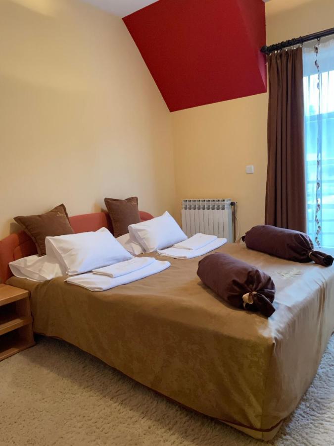 Hotel Dva Goluba Pale Buitenkant foto