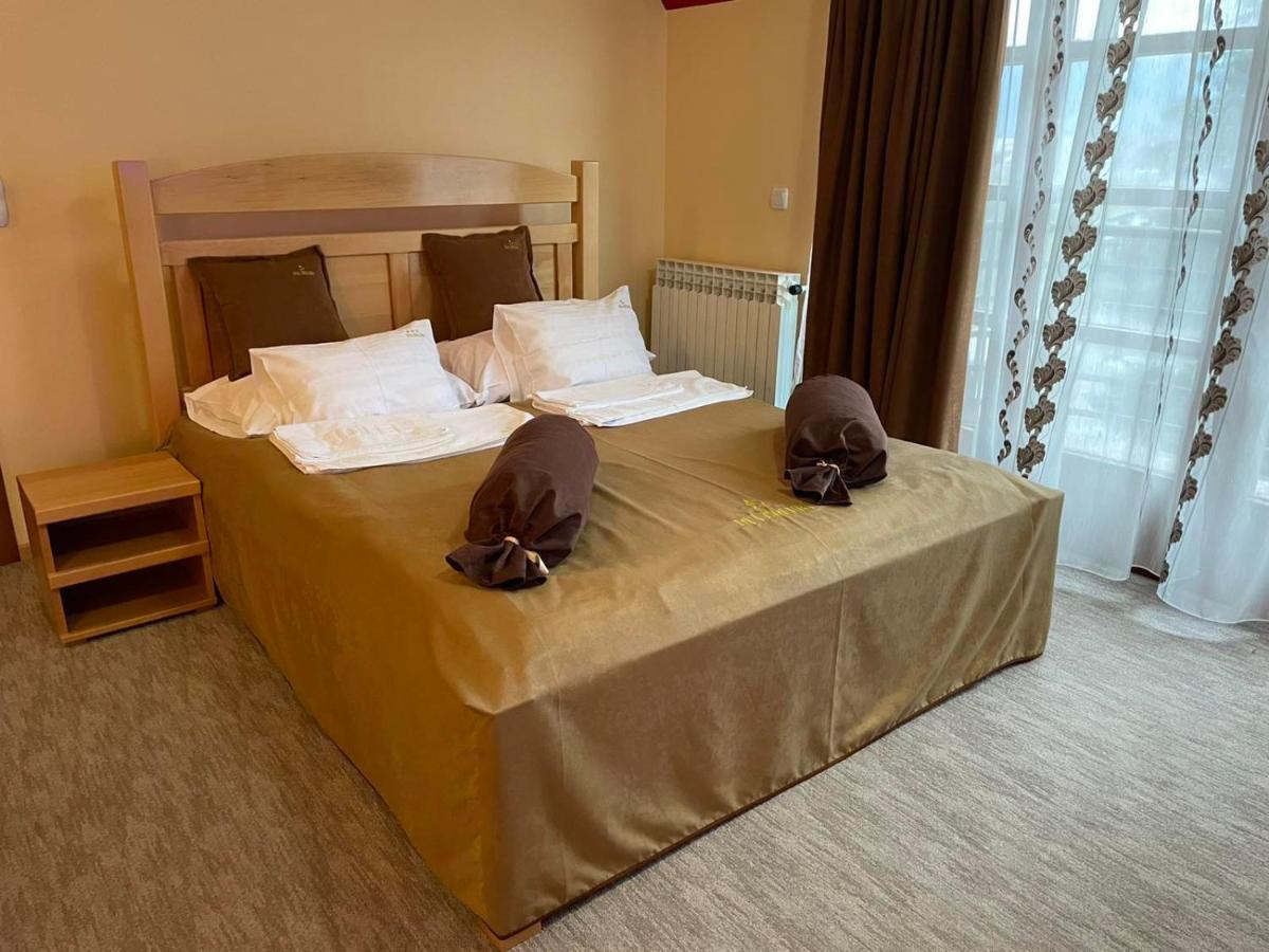 Hotel Dva Goluba Pale Buitenkant foto
