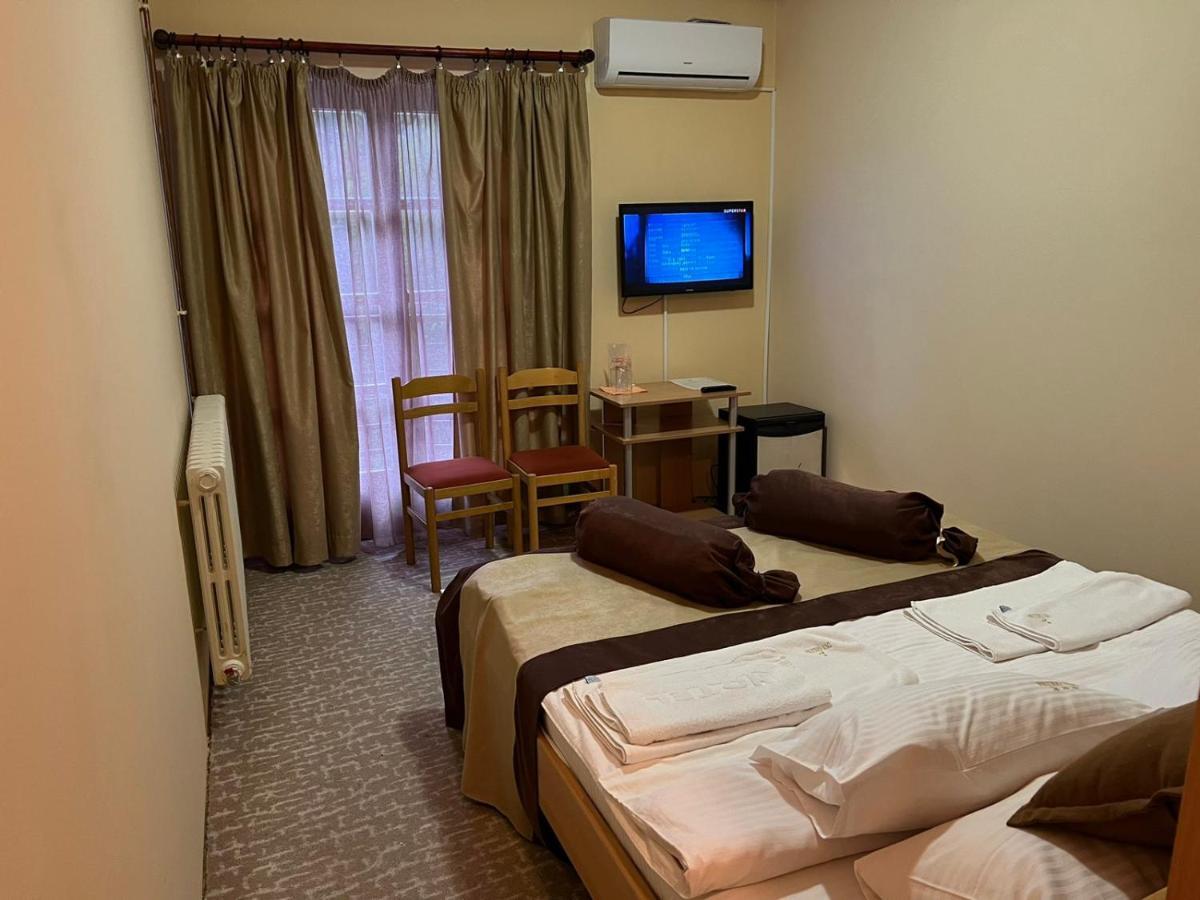 Hotel Dva Goluba Pale Buitenkant foto