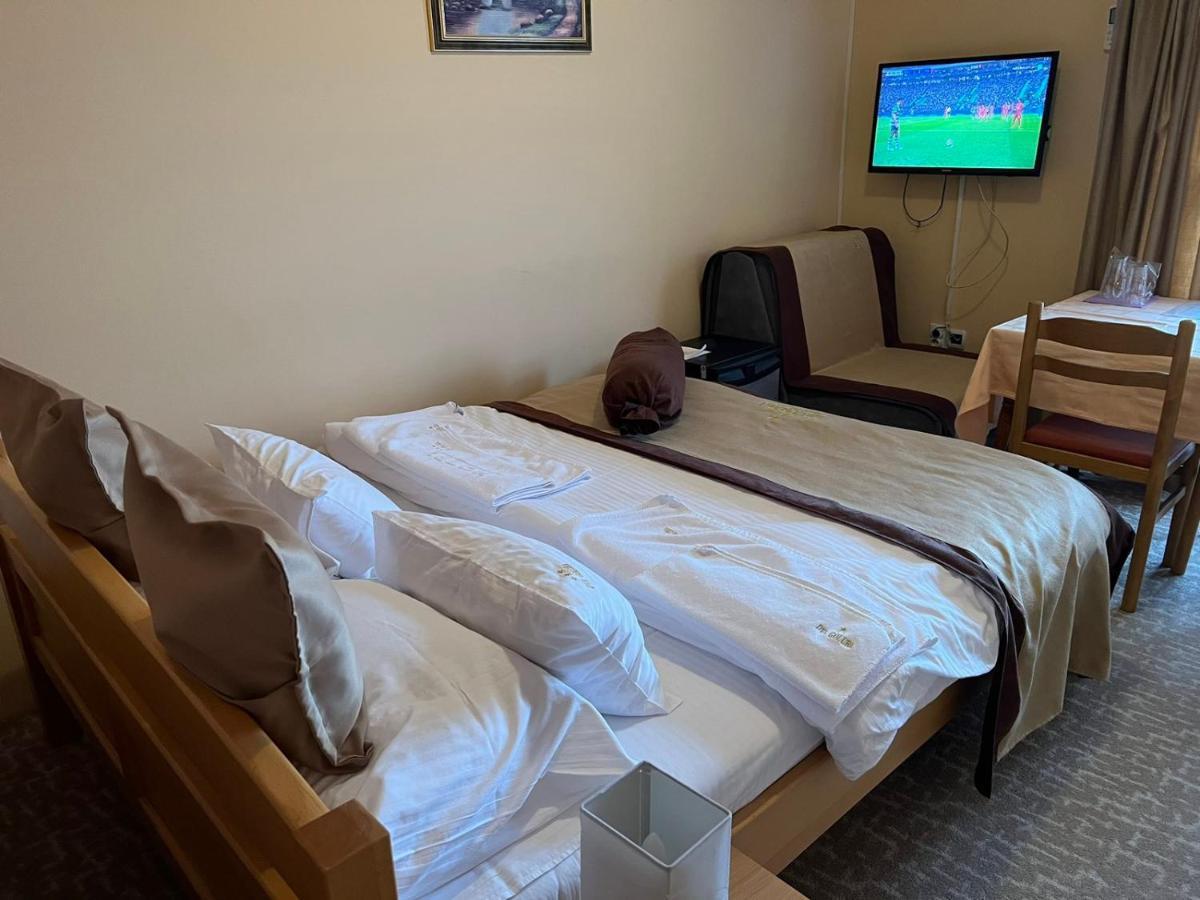 Hotel Dva Goluba Pale Buitenkant foto