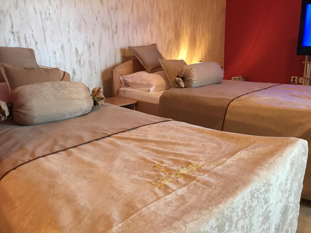 Hotel Dva Goluba Pale Buitenkant foto
