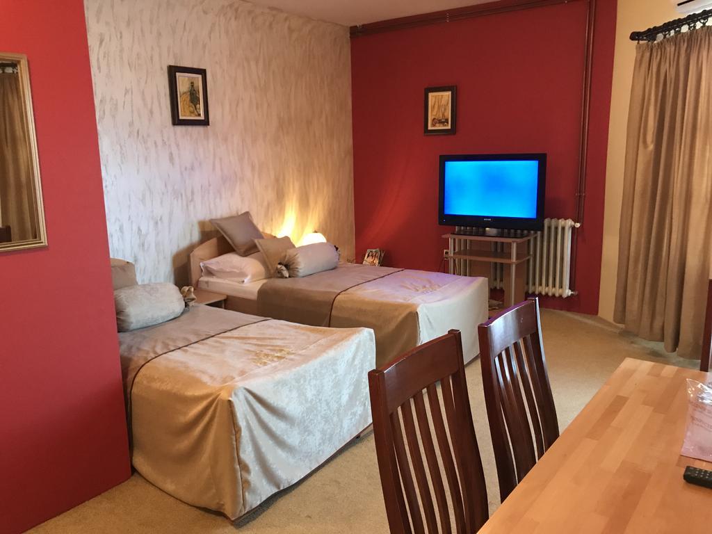 Hotel Dva Goluba Pale Buitenkant foto