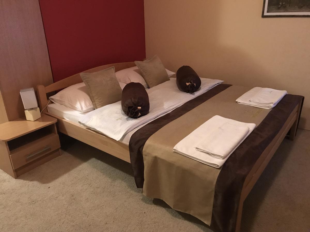 Hotel Dva Goluba Pale Buitenkant foto
