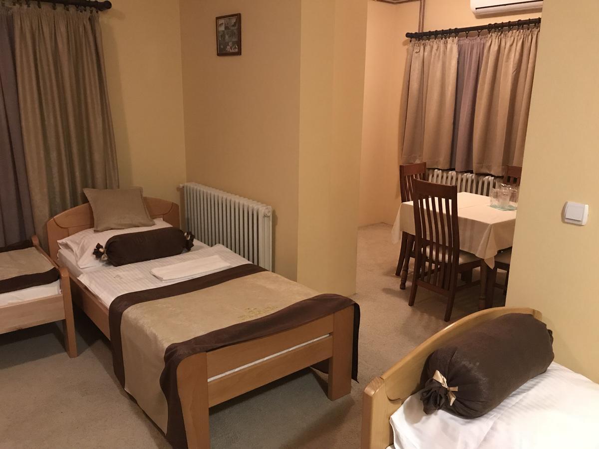 Hotel Dva Goluba Pale Buitenkant foto