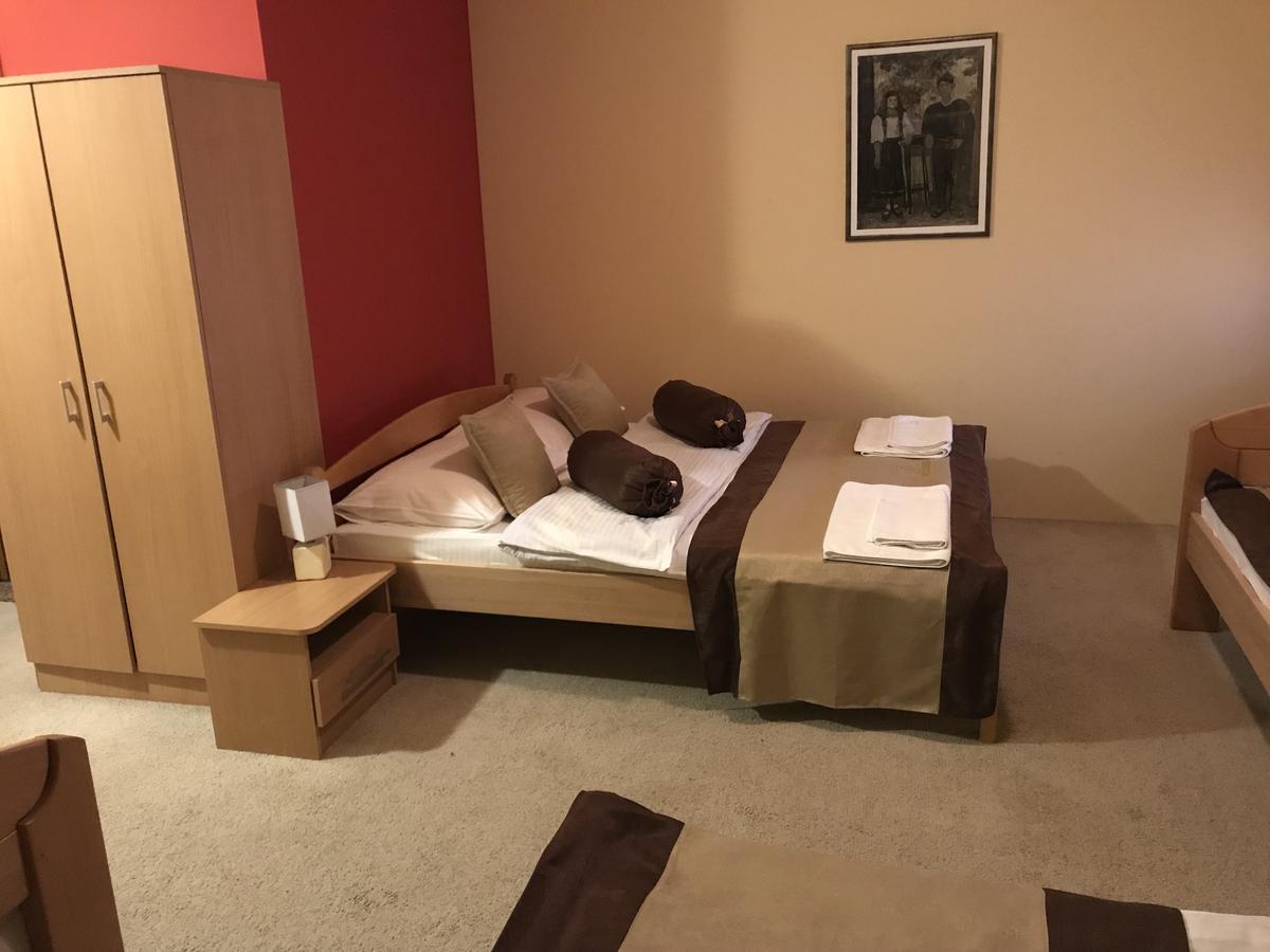 Hotel Dva Goluba Pale Buitenkant foto