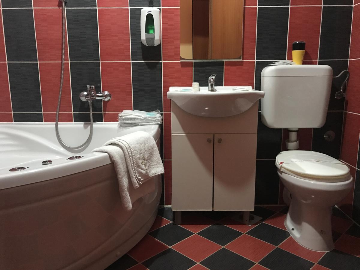 Hotel Dva Goluba Pale Buitenkant foto
