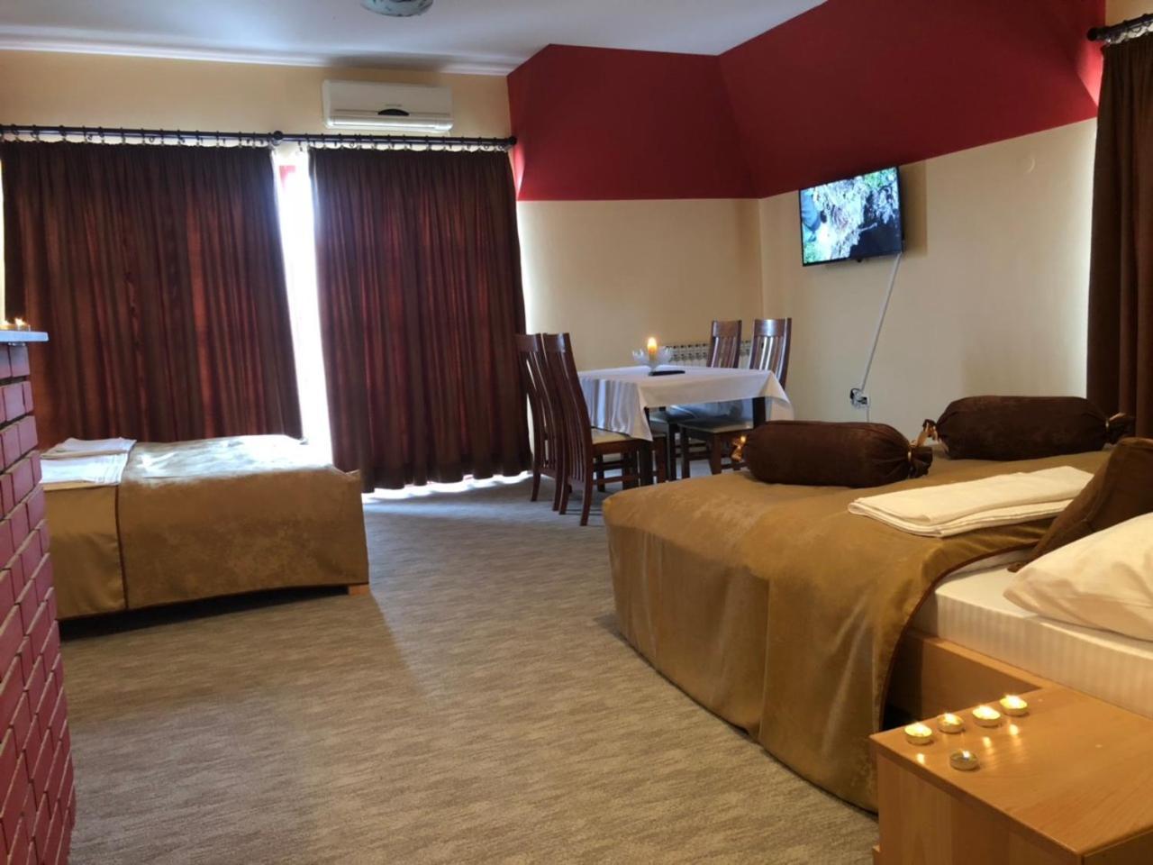 Hotel Dva Goluba Pale Buitenkant foto