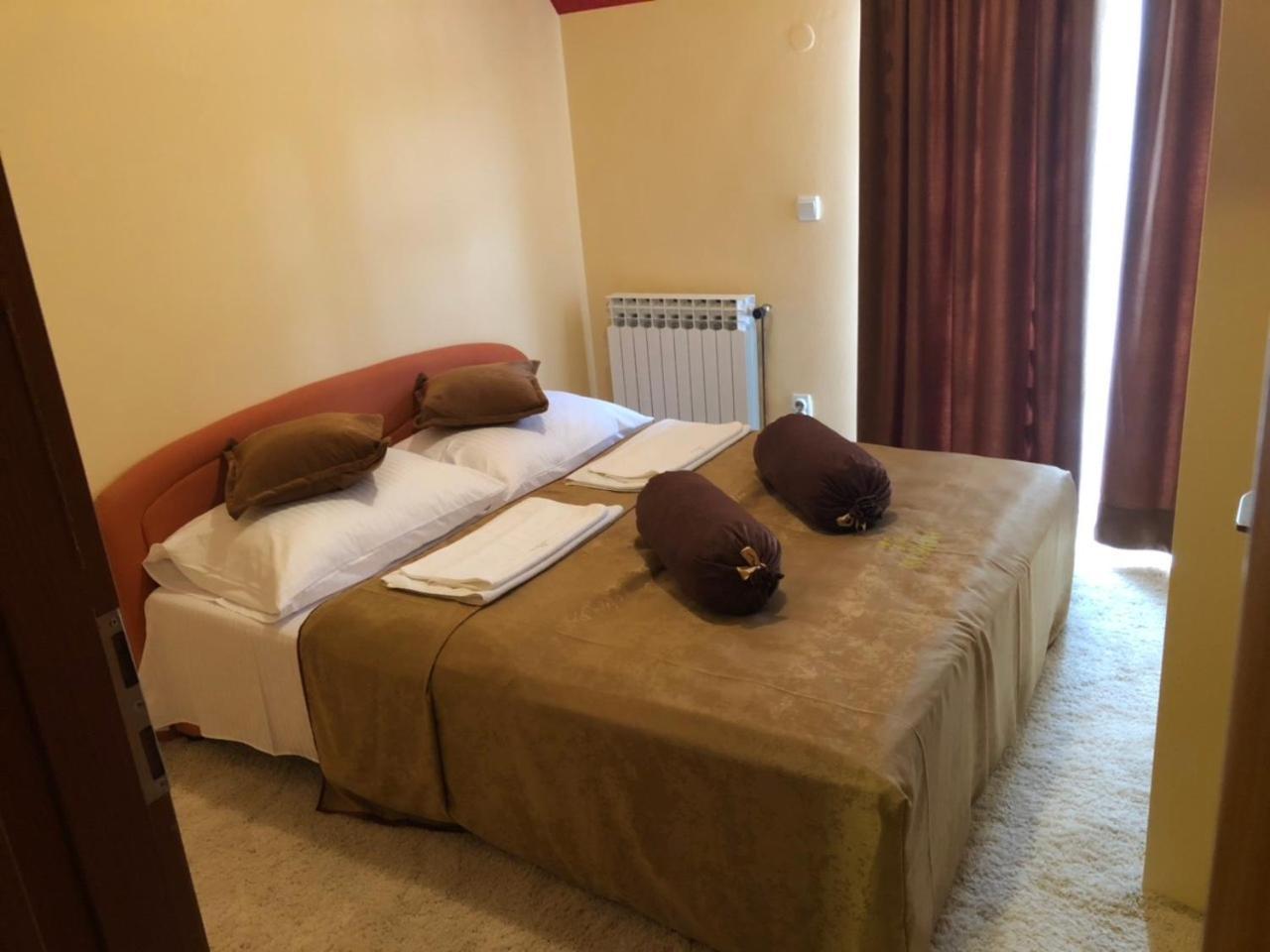 Hotel Dva Goluba Pale Buitenkant foto