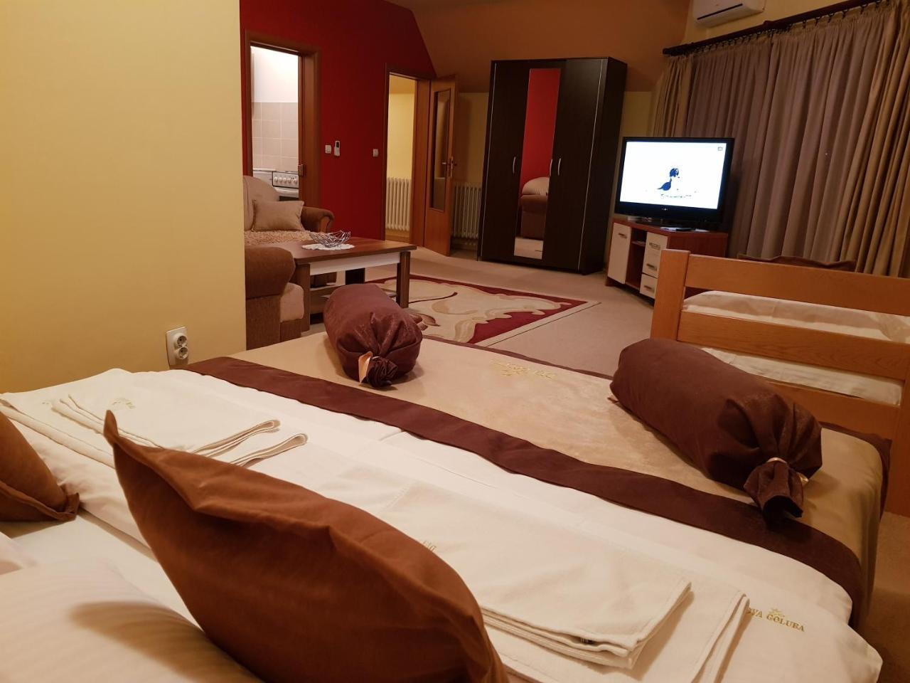 Hotel Dva Goluba Pale Buitenkant foto