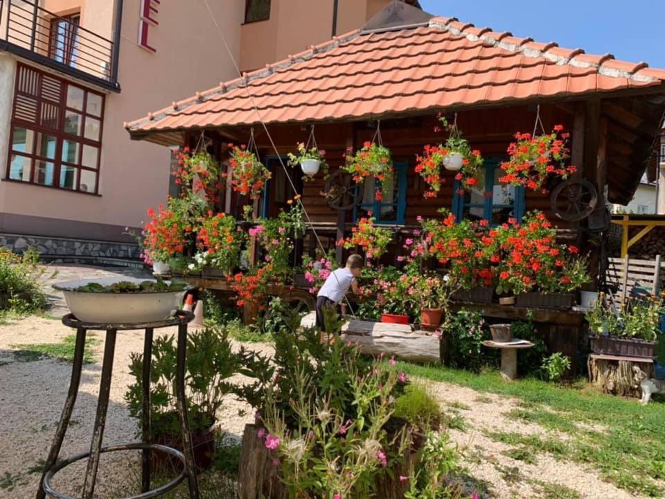Hotel Dva Goluba Pale Buitenkant foto